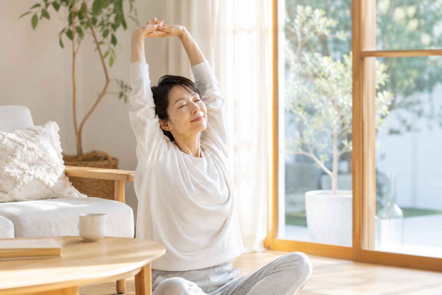 更年期世代の女性が朝の穏やかなストレッチを楽しむ様子