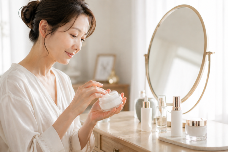 更年期世代の敏感になりやすい肌をケアする女性