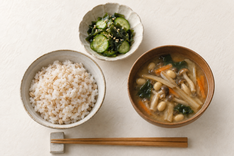 麦ごはんと大豆やきのこを使った具だくさん味噌汁の和食膳